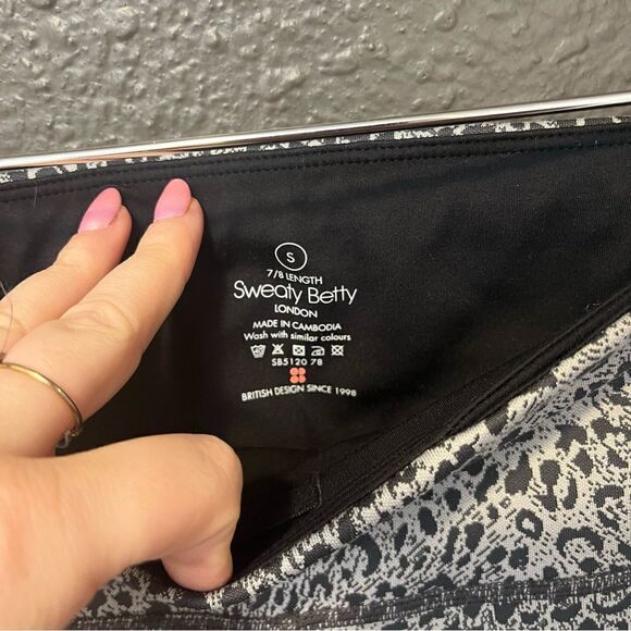 Sweaty Betty, Flatter Me Cheetah Print Leggings Black Gray, 7/8 length - Picture 8 of 11
